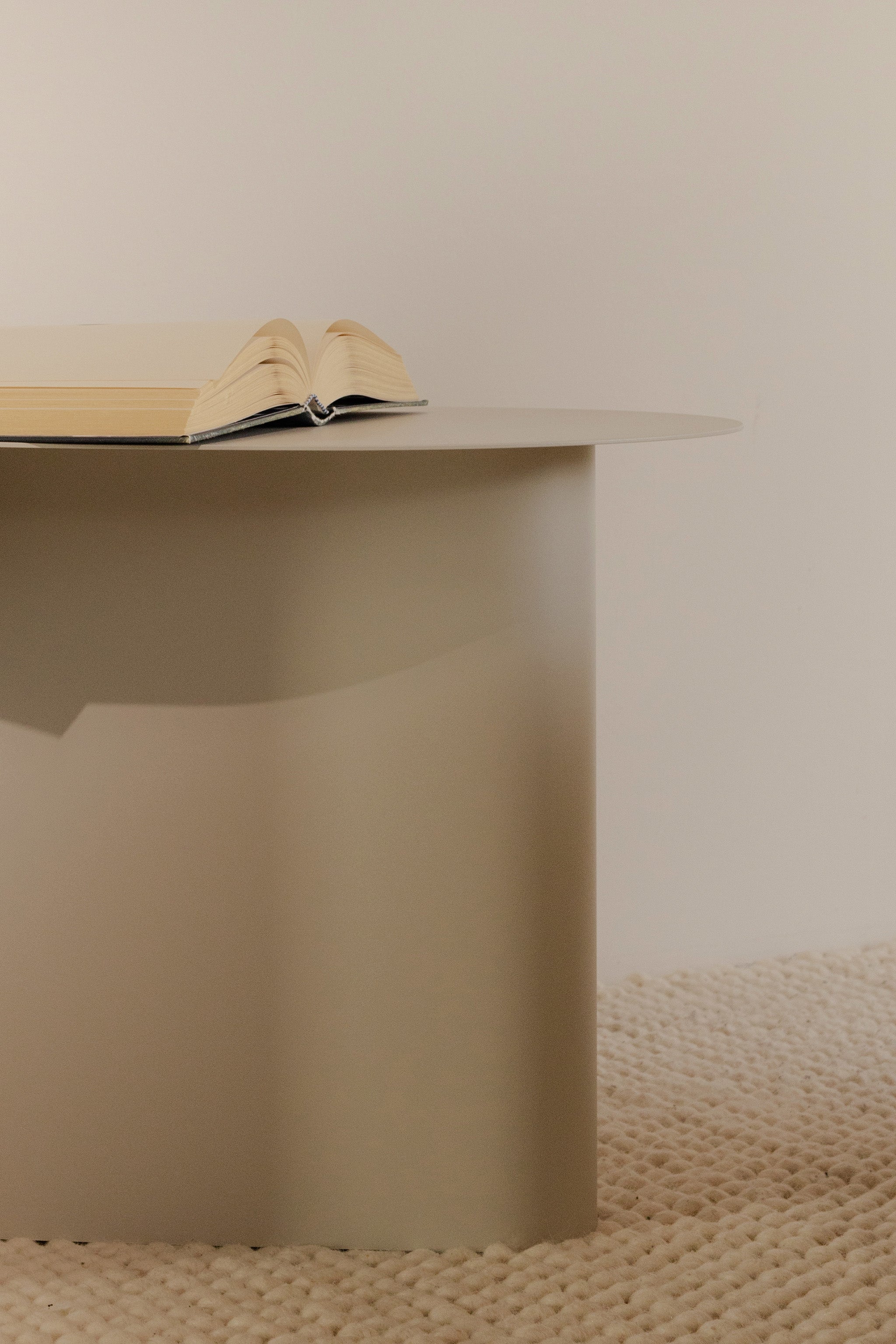 YOMU magazine table - desert sand