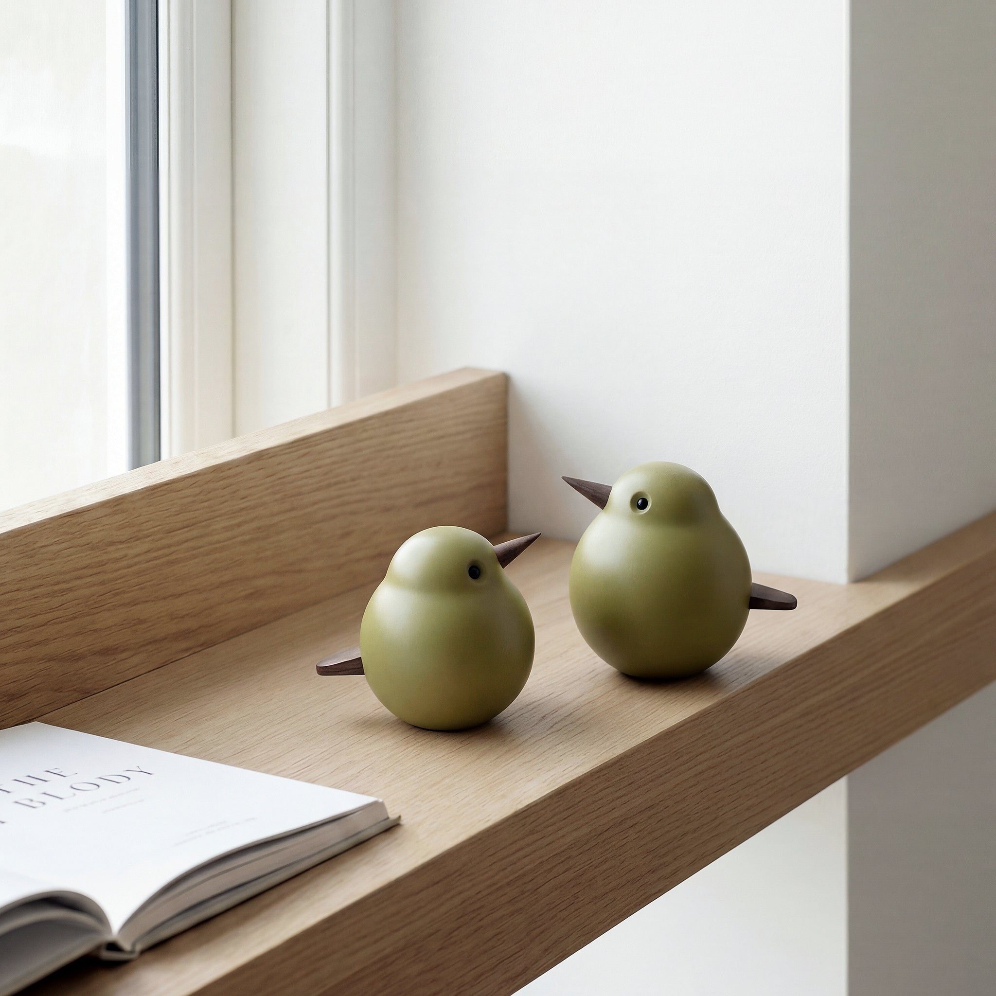 Mor Spurv i mosgrøn bøg