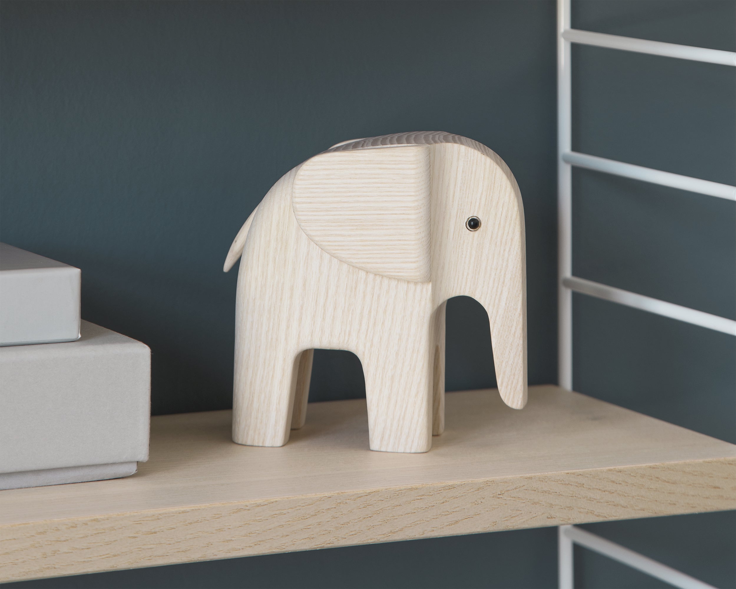 ELEFANT i ubehandlet asketræ