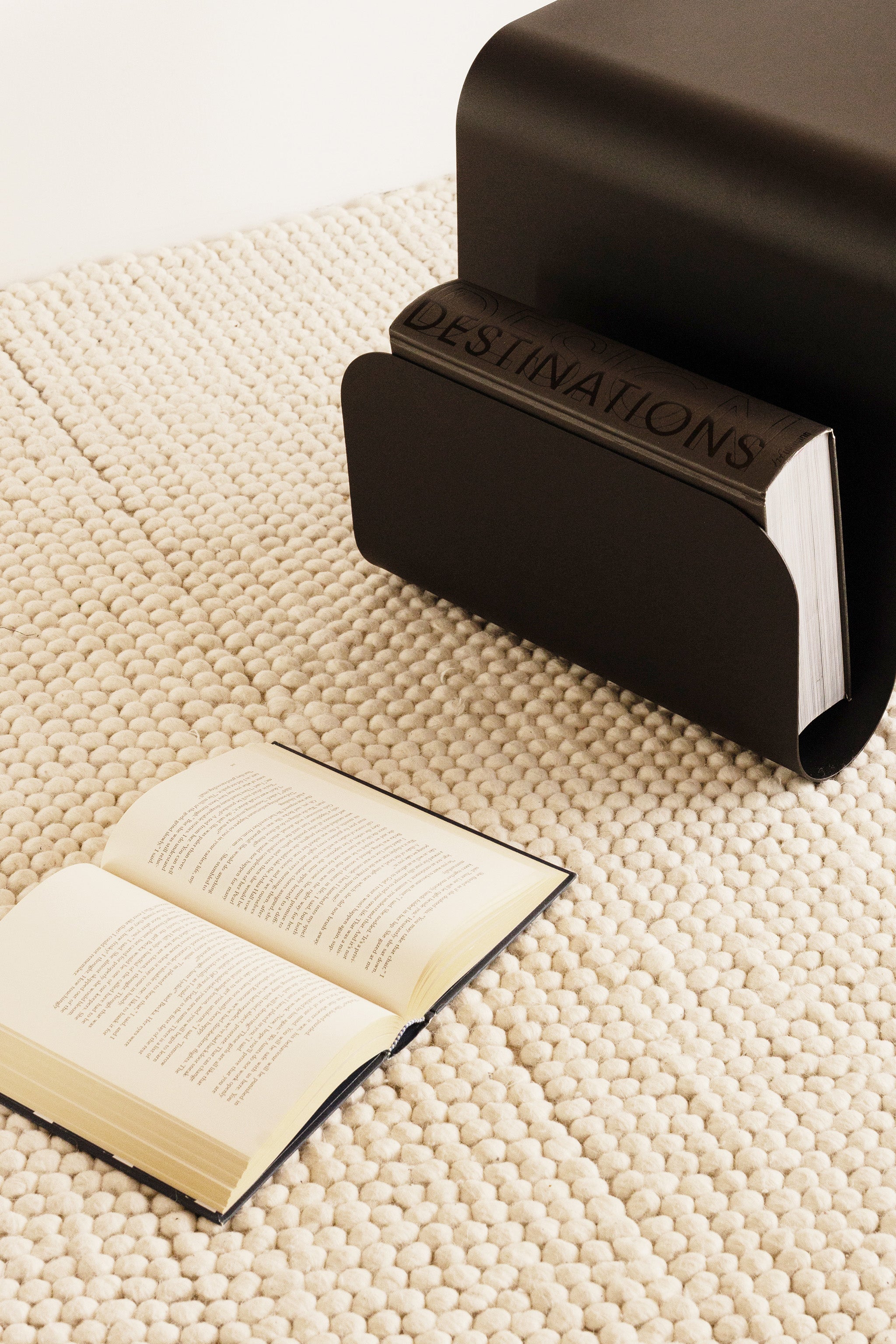 YOMU magazine table - black