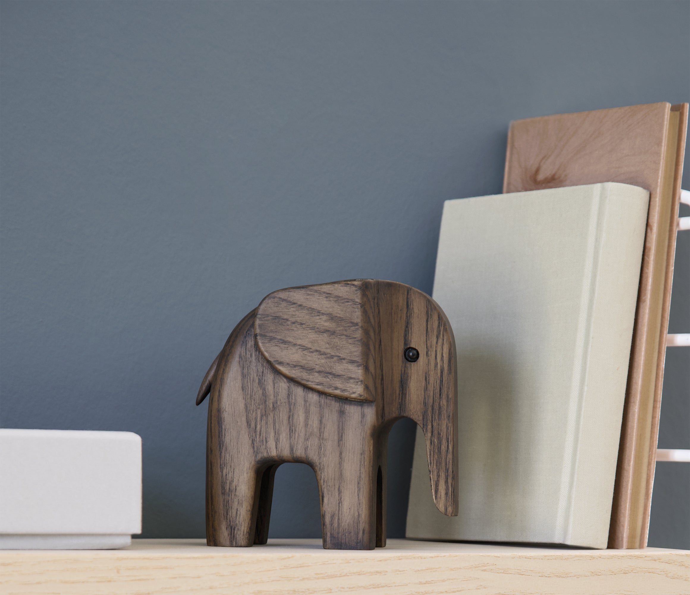 ELEFANT i røgbejdset asketræ